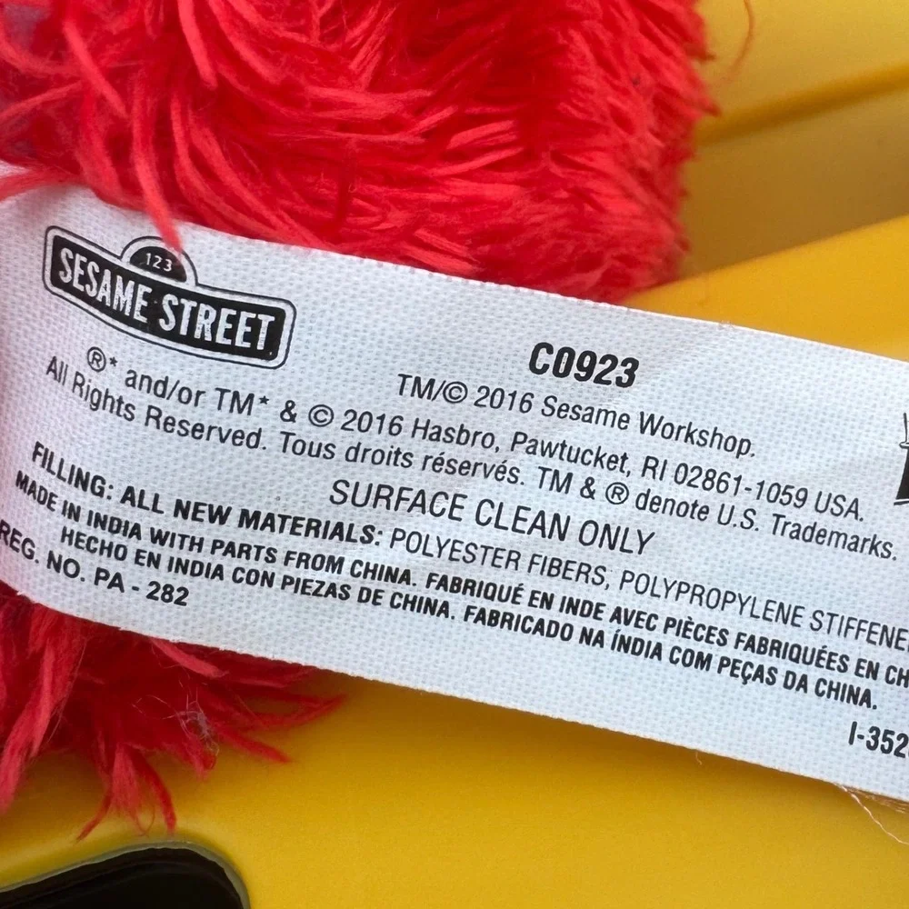 Hasbro Sesame Street Elmo Plush Toy Shaggy C0923 Tickle Tummy and Feet TESTED